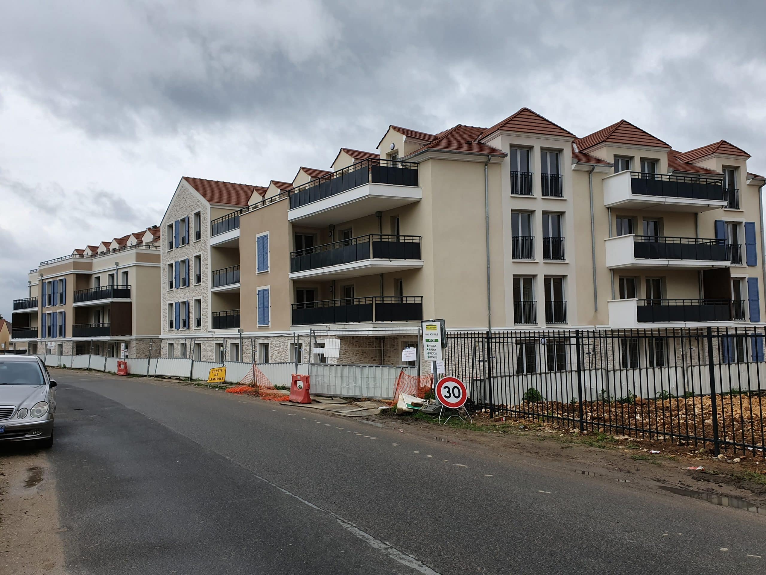 Façade d’immeubles à Pringy avec garde-corps métalliques posés par A.B.E.L.