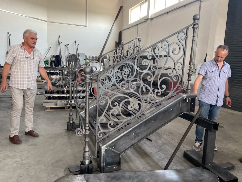 Escalier en fonte avec ornement - réalisation A.B.E.L