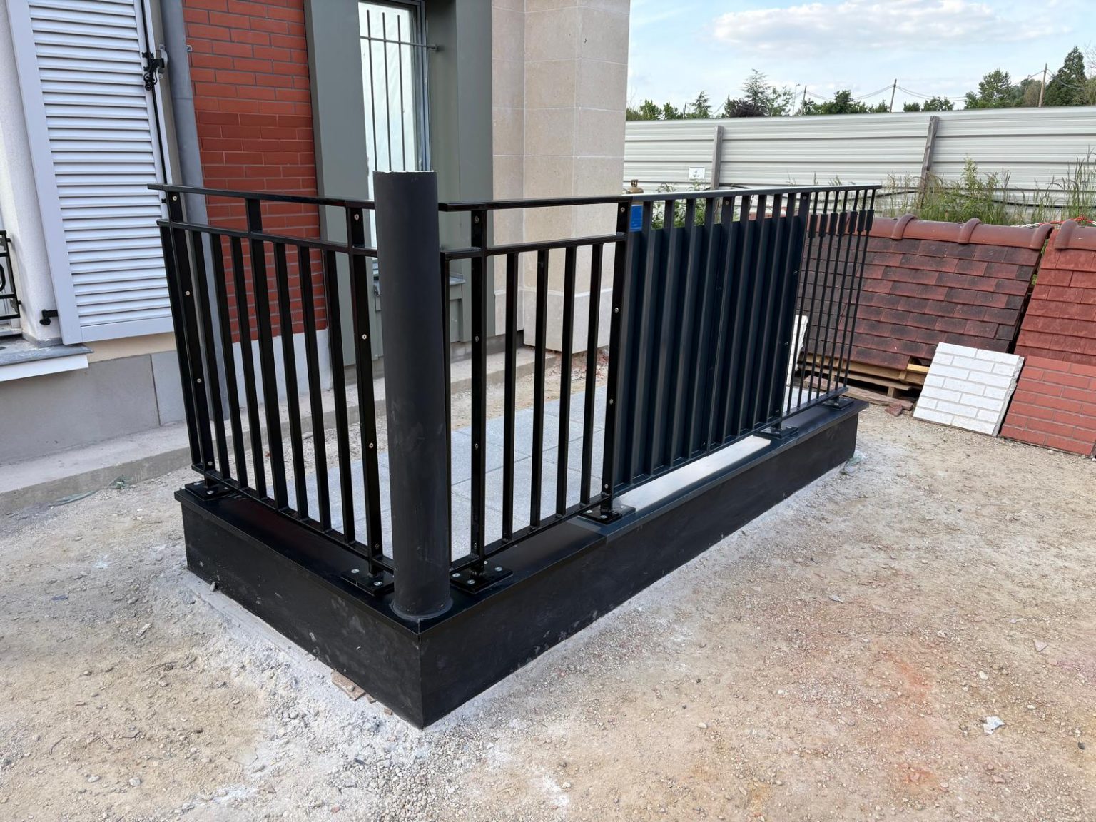 Garde-corps en acier thermolaqué noir installé par A.B.E.L, entreprise spécialisée en serrurerie et menuiserie métallique pour le bâtiment