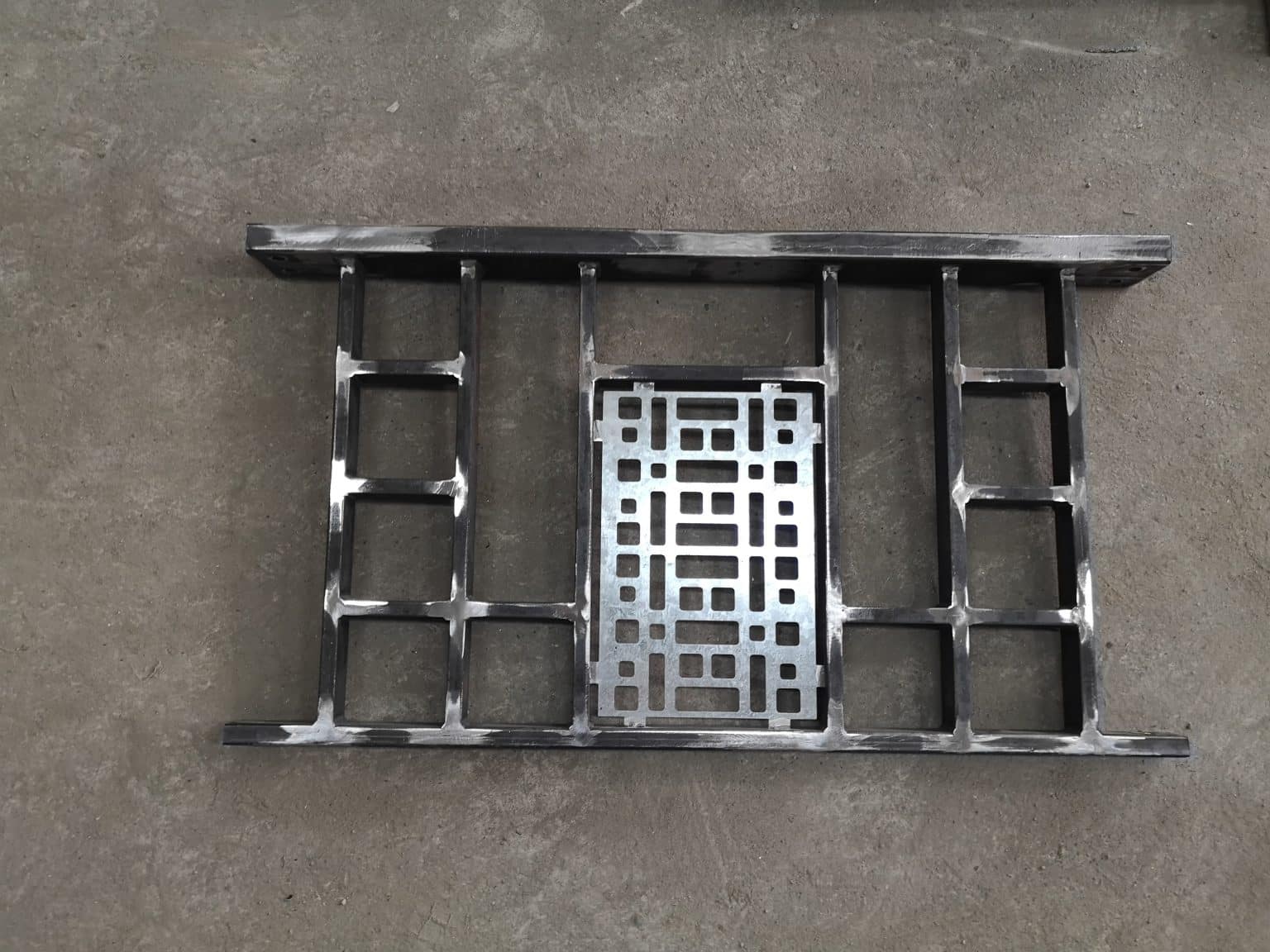 Pièce métallique brute avant thermolaquage fabriquée dans l’atelier A.B.E.