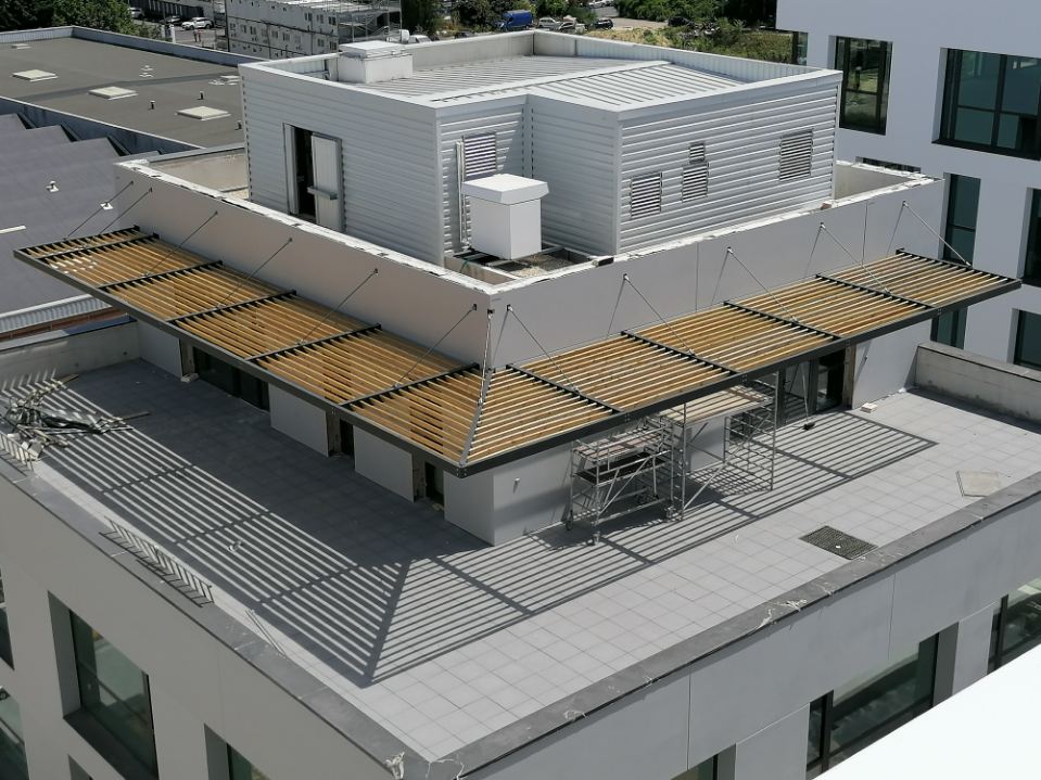 Pergola moderne en acier et lames bois installée sur terrasse d’immeuble – réalisation sur mesure par A.B.E.L