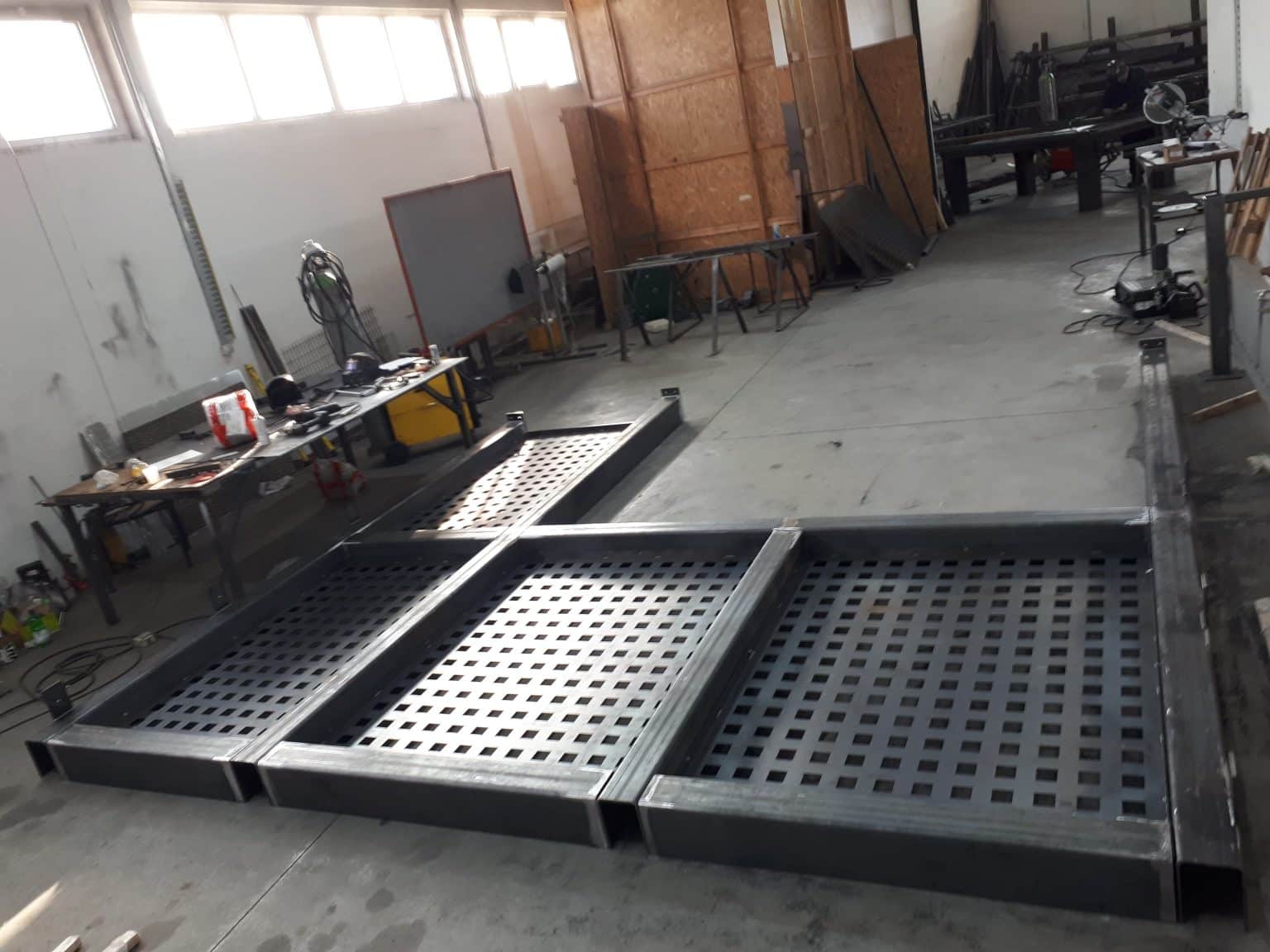 Structure métallique ajourée en acier en cours d’assemblage dans l’atelier A.B.E.L, spécialiste en serrurerie et menuiserie métallique sur mesure