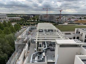 Garde-corps de sécurité installés par ABEL sur une toiture haute à Chessy