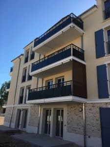 Garde-corps métalliques noirs installés par ABEL sur les balcons d’un immeuble à Pringy