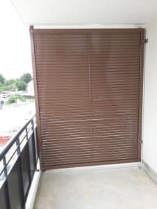 Brise-vue métallique installé par ABEL sur un balcon du projet Pringy