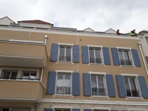 Façade d’immeuble équipée de garde-corps métalliques par ABEL à Pringy