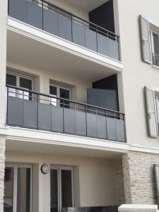 Garde-corps de balcon en métal noir installés par ABEL à Pringy