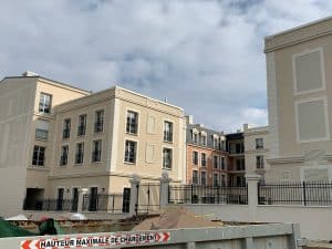 Garde-corps de balcons en métal installés par ABEL dans une résidence à Serris