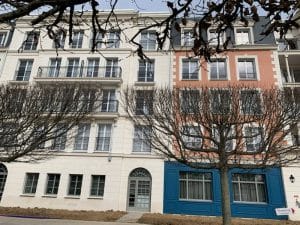 Garde-corps métalliques installés par ABEL sur les fenêtres d’un bâtiment rénové à Serris