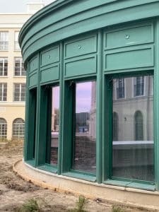 Protections métalliques installées par ABEL autour de vitrines au rez-de-chaussée à Serris