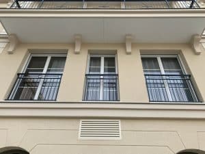 Garde-corps métalliques installés par ABEL aux fenêtres d’un immeuble à Serris