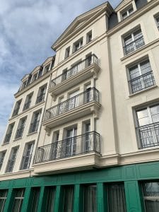 Garde-corps métalliques installés par ABEL sur une façade de style haussmannien à Serris
