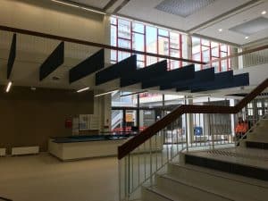 Escalier métallique intérieur avec palier et garde-corps installé par ABEL à la piscine de Rosny