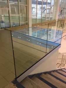 Paroi vitrée en structure métallique installée par ABEL dans la piscine de Rosny