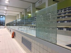 Cloison vitrée sécurisée avec montants métalliques posée par ABEL à la piscine de Rosny