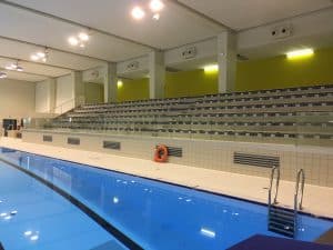 Garde-corps métalliques installés autour du bassin intérieur de la piscine de Rosny par ABEL