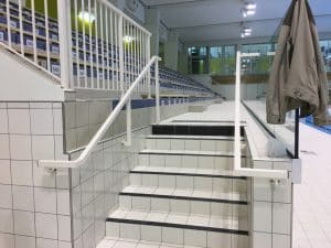 Escalier métallique blanc avec garde-corps installé par ABEL à la piscine de Rosny