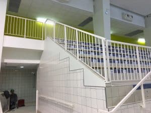 Grand escalier métallique blanc installé par ABEL dans la piscine de Rosny