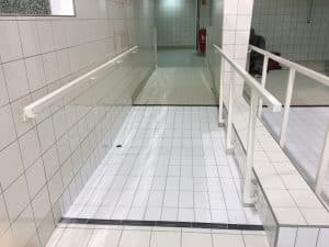 Escalier métallique intérieur fabriqué et posé par ABEL à la piscine de Rosny