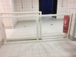 Garde-corps intérieur blanc posé par ABEL dans la piscine de Rosny