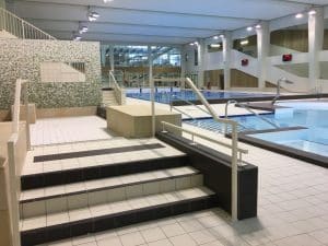 Mains courantes métalliques installées par ABEL à l'entrée extérieure de la piscine de Rosny