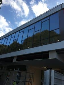 Ouvrages métalliques installés par ABEL sur la façade de la piscine de Rosny