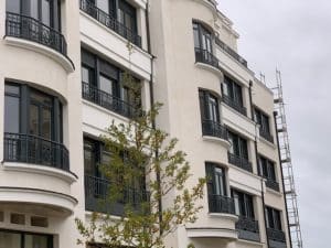 Garde-corps thermolaqués installés par ABEL sur la façade d’une résidence à Chessy