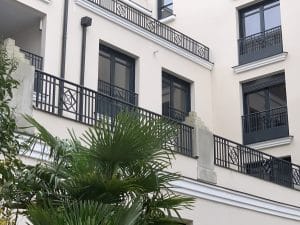 Garde-corps métalliques décoratifs installés par ABEL sur la façade d’un immeuble à Chessy