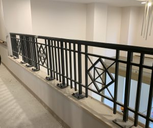 Garde-corps de balcon décoratif en métal noir installé par ABEL à Chessy