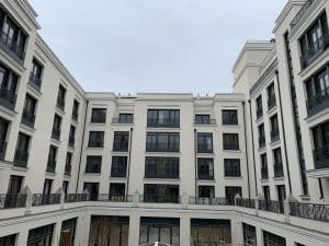 Garde-corps métalliques installés par ABEL sur plusieurs étages d’une façade à Chessy