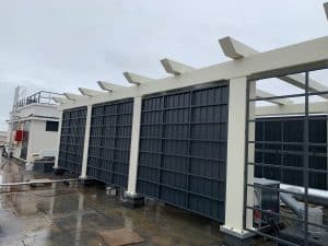 Brise-soleil métalliques installés par ABEL sur la façade d’un bâtiment à Chessy