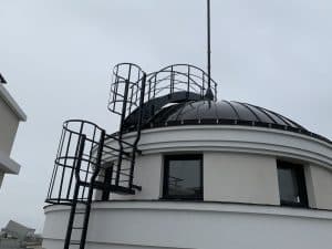 Échelle à crinoline métallique installée par ABEL sur une toiture à Chessy