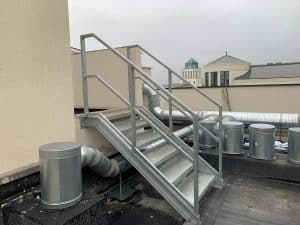 Escalier métallique extérieur installé par ABEL sur une toiture technique à Chessy