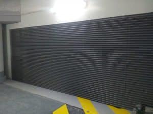 Rideau métallique noir installé par ABEL dans un accès technique de l’Arche de La Défense