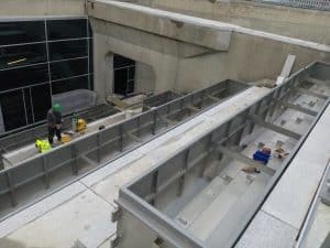 Passerelle métallique technique installée par ABEL dans l’Arche de La Défense