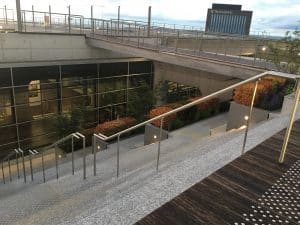 Garde-corps métallique installé par ABEL sur une terrasse technique de l’Arche de La Défense
