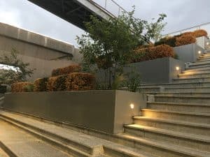 Escalier extérieur en métal installé par ABEL dans l’Arche de La Défense avec aménagements paysagers