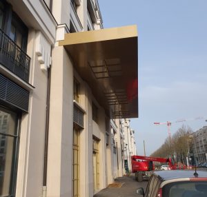 Auvent métallique installé par ABEL en façade d’un bâtiment à Chessy
