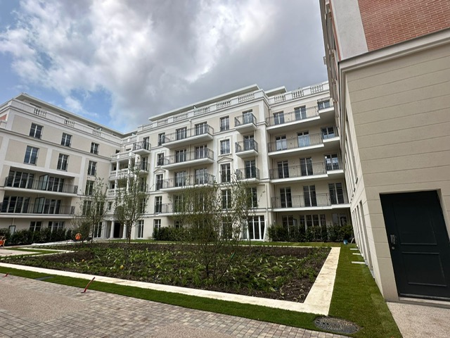 Vue d’ensemble des garde-corps installés par ABEL sur les balcons d’un ensemble résidentiel à Puteaux Ampère