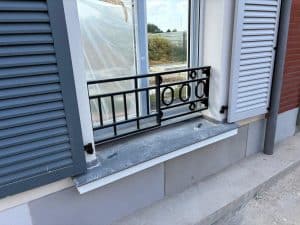 Garde-corps de balcon décoratif en métal installé par ABEL à Serris