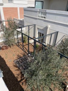 Garde-corps de balcon en métal noir installés par ABEL sur le projet Puteaux Ampère